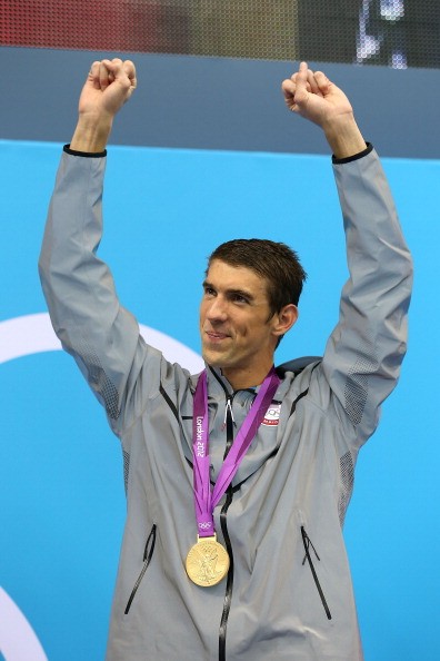 Không lâu sau khi thất bại ở nội dung 200m bướm sở trường, Michael Phelps cùng với đồng đội ở tuyển Mỹ xuất sắc giành HCV ở nội dung 4x200m tiếp sức nam. Chiếc huy chương vàng đầu tiên của Phelps tại Olympic London 2012 và là chiếc huy chương lịch sử đưa anh trở thành người giành được nhiều huy chương Olympic nhất mọi thời đại.